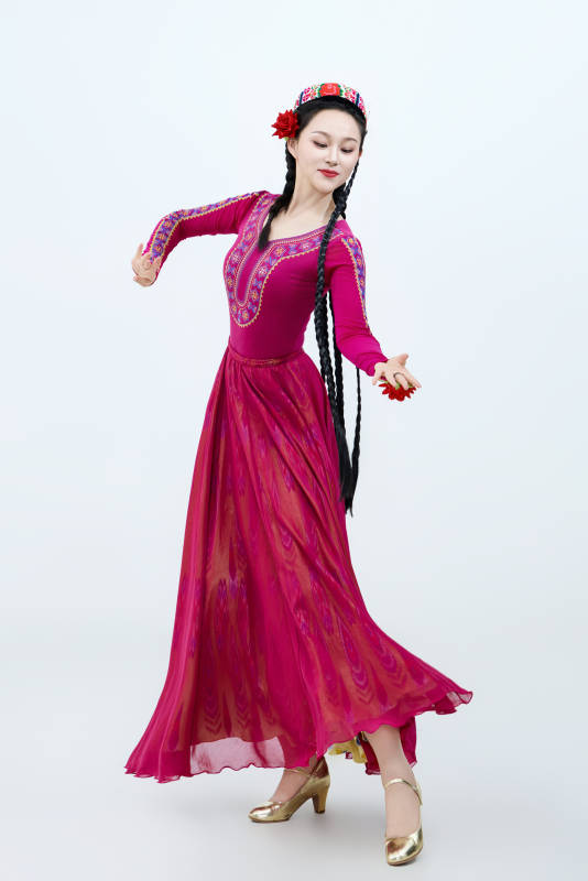 表演中国新疆维吾尔族传统舞蹈的美丽舞者图片