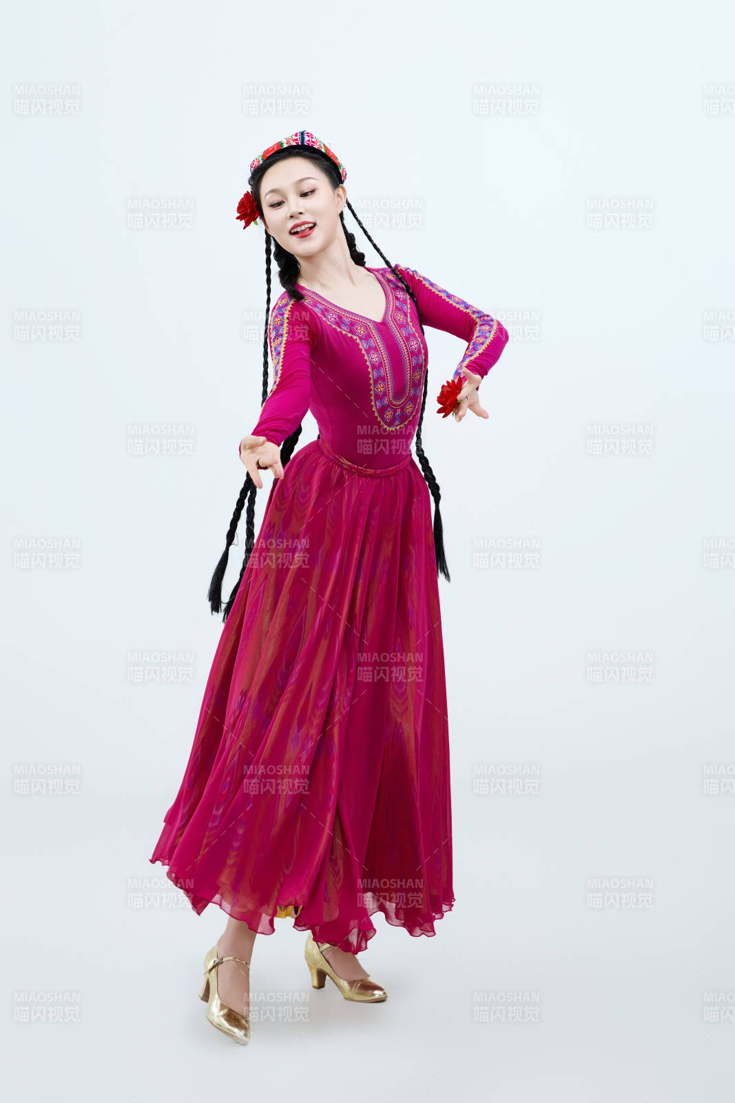 表演中国新疆维吾尔族传统舞蹈的美丽舞者图片