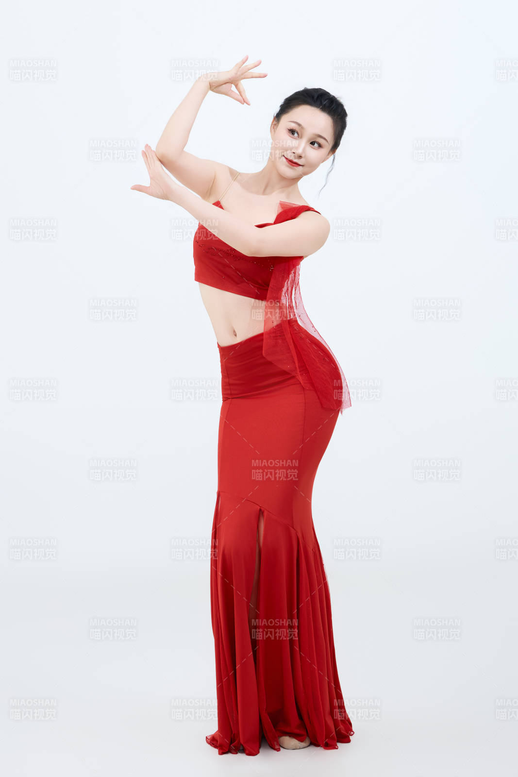 表演中国传统民族舞蹈傣族舞的美丽舞者图片