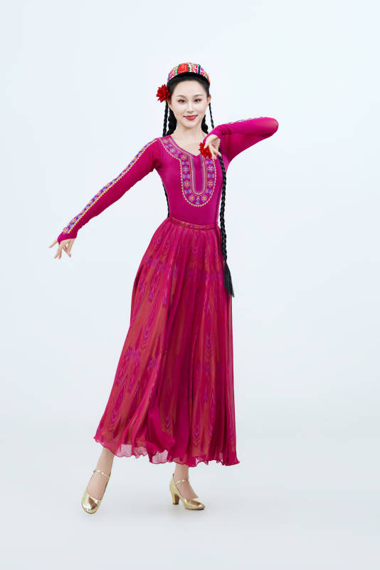 表演中国新疆维吾尔族传统舞蹈的美丽舞者图片