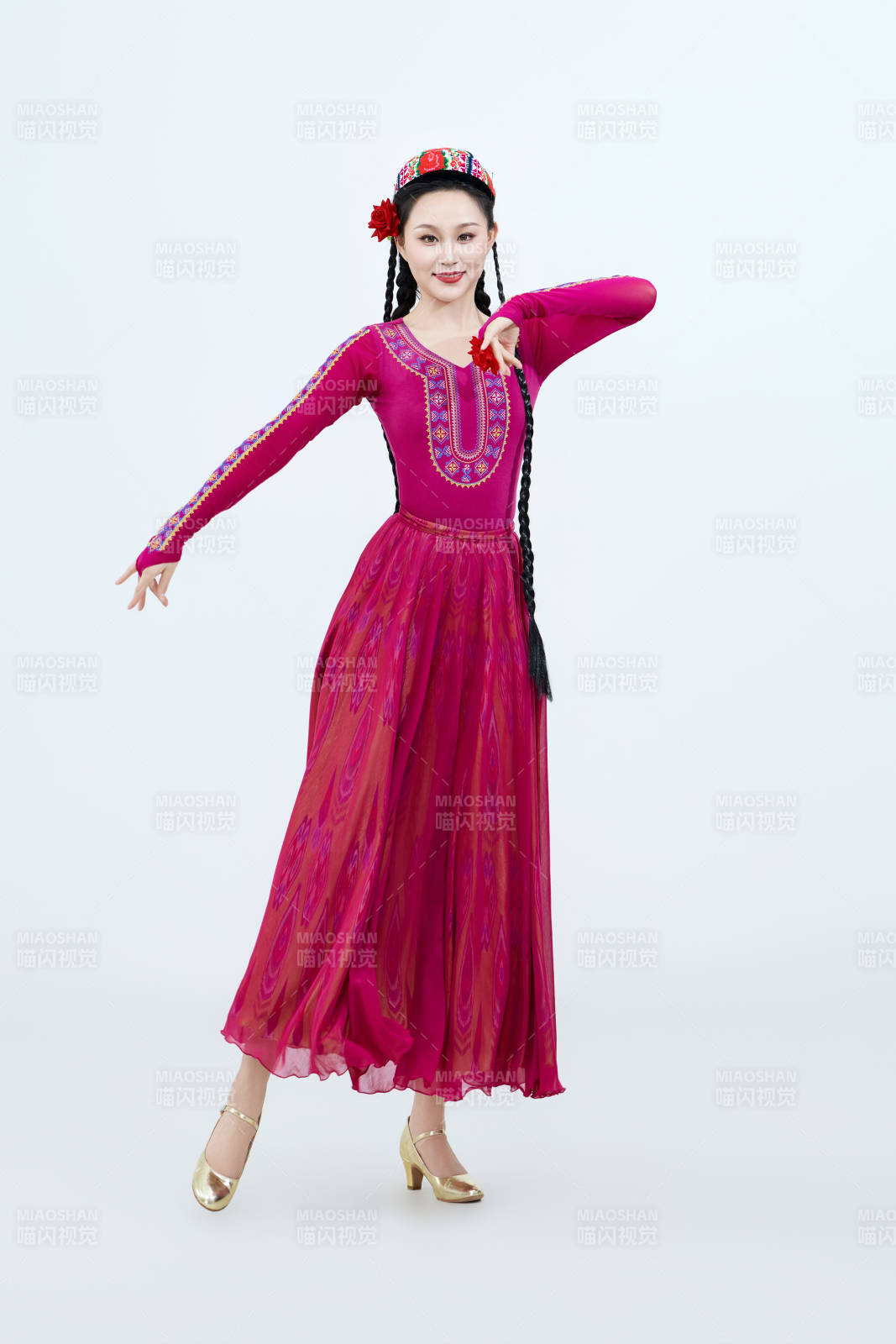 表演中国新疆维吾尔族传统舞蹈的美丽舞者图片