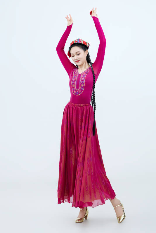 表演中国新疆维吾尔族传统舞蹈的美丽舞者图片