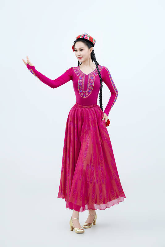 表演中国新疆维吾尔族传统舞蹈的美丽舞者图片