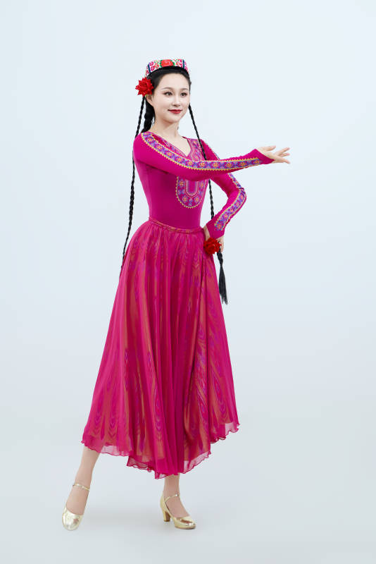 表演中国新疆维吾尔族传统舞蹈的美丽舞者图片