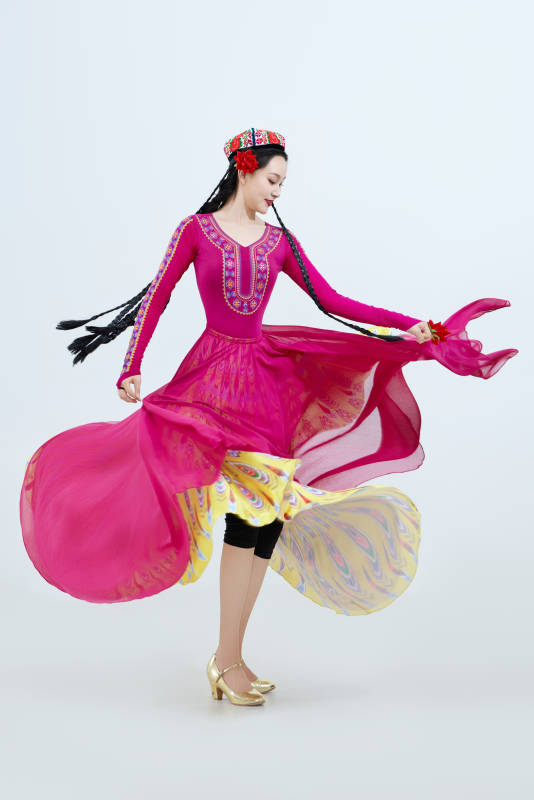 表演中国新疆维吾尔族传统舞蹈的美丽舞者图片