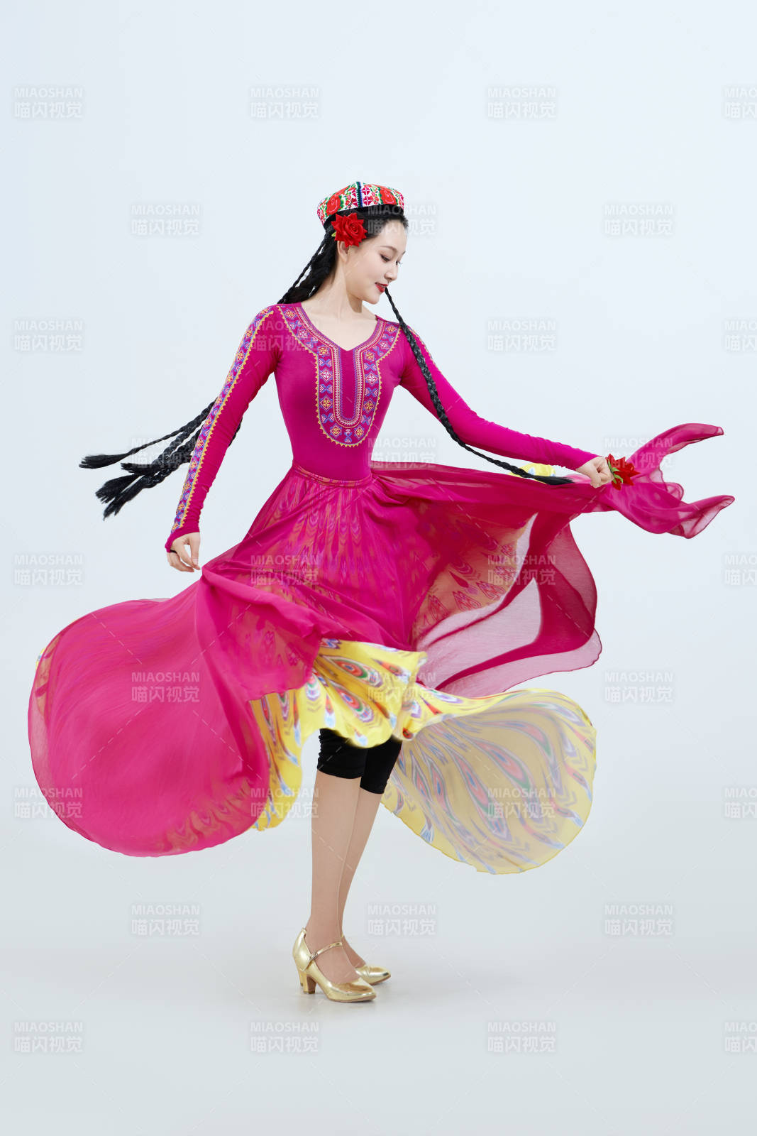 表演中国新疆维吾尔族传统舞蹈的美丽舞者图片