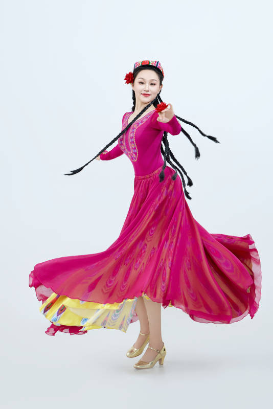 表演中国新疆维吾尔族传统舞蹈的美丽舞者图片