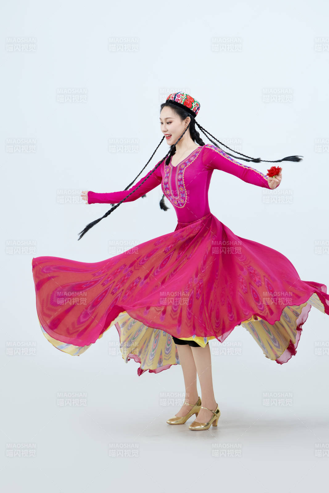 表演中国新疆维吾尔族传统舞蹈的美丽舞者图片