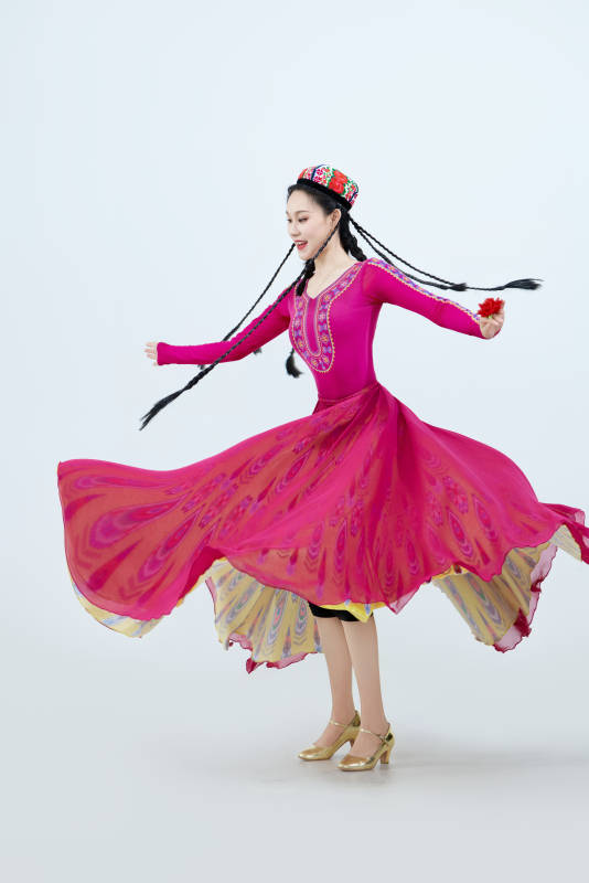 表演中国新疆维吾尔族传统舞蹈的美丽舞者图片