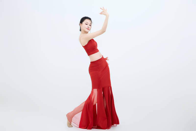 表演中国传统民族舞蹈傣族舞的美丽舞者图片