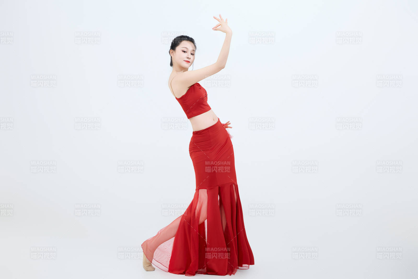 表演中国传统民族舞蹈傣族舞的美丽舞者图片