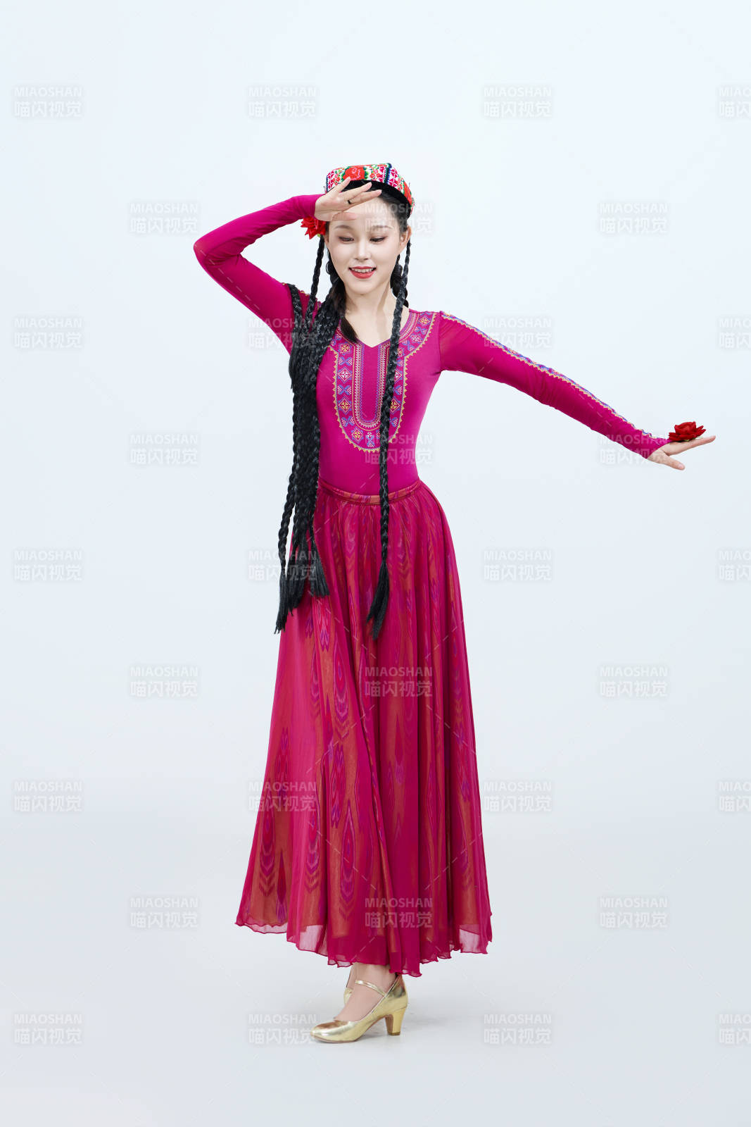 表演中国新疆维吾尔族传统舞蹈的美丽舞者图片