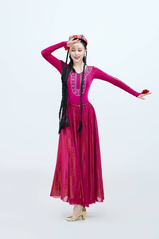 表演中国新疆维吾尔族传统舞蹈的美丽舞者图片