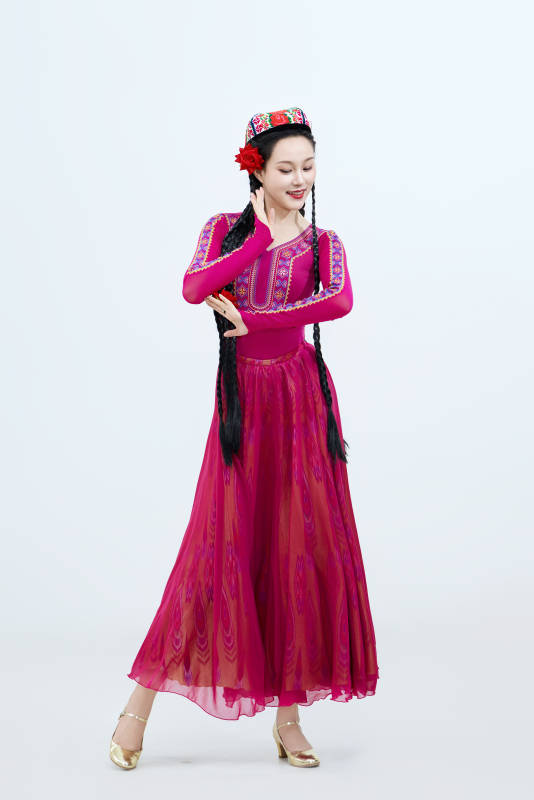 表演中国新疆维吾尔族传统舞蹈的美丽舞者图片