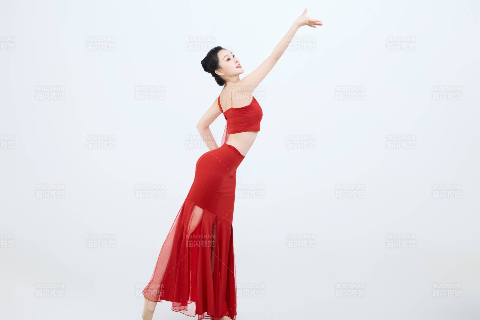 表演中国传统民族舞蹈傣族舞的美丽舞者图片