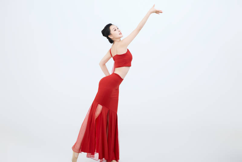 表演中国传统民族舞蹈傣族舞的美丽舞者图片