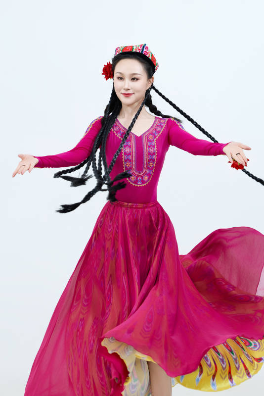 表演中国新疆维吾尔族传统舞蹈的美丽舞者图片