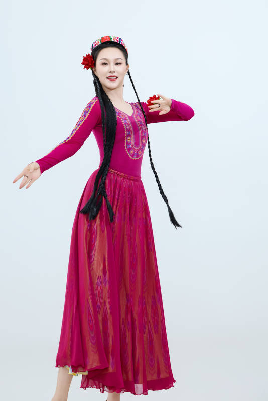 表演中国新疆维吾尔族传统舞蹈的美丽舞者图片