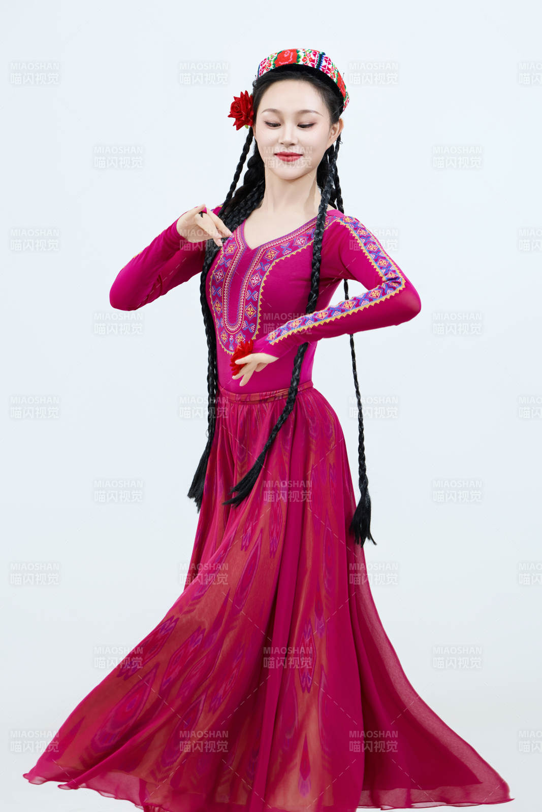 表演中国新疆维吾尔族传统舞蹈的美丽舞者图片