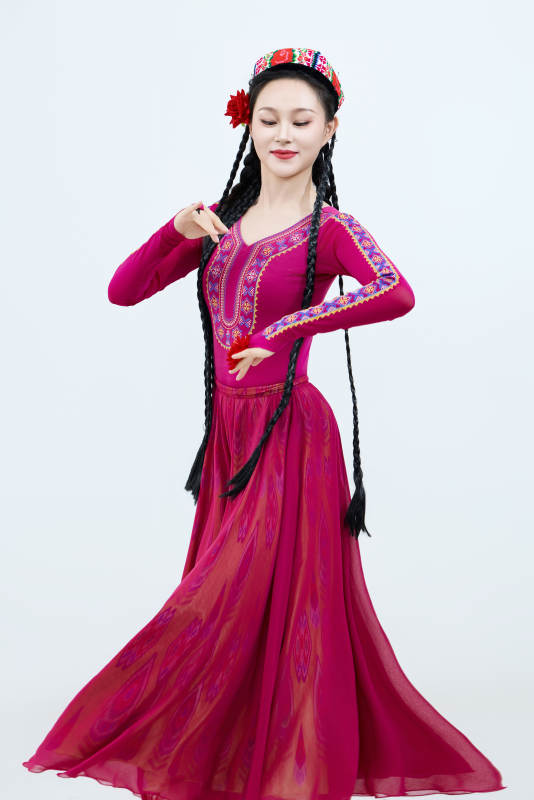 表演中国新疆维吾尔族传统舞蹈的美丽舞者图片