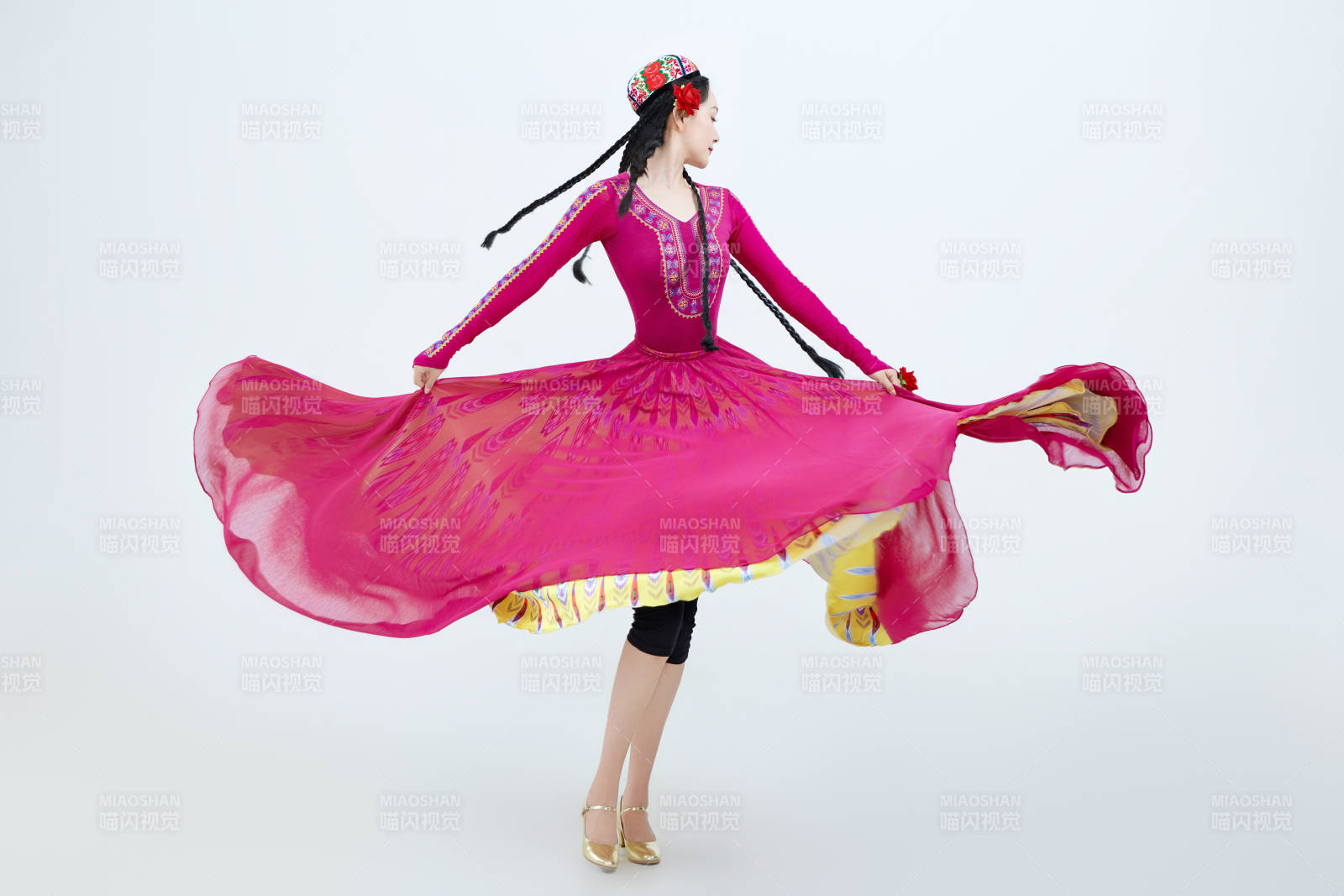 表演中国新疆维吾尔族传统舞蹈的美丽舞者图片