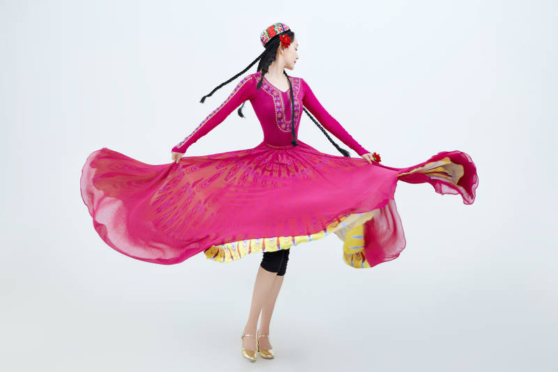 表演中国新疆维吾尔族传统舞蹈的美丽舞者图片