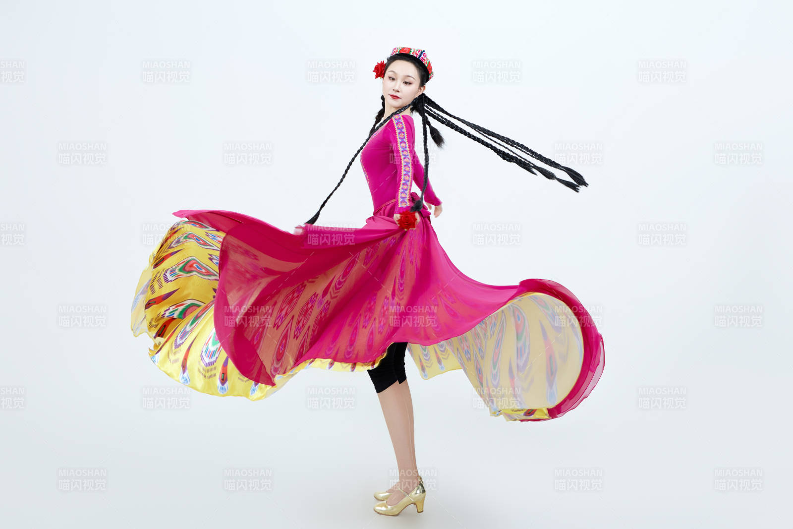 表演中国新疆维吾尔族传统舞蹈的美丽舞者图片