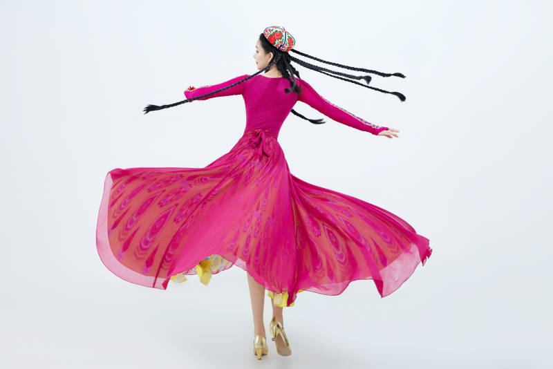 表演中国新疆维吾尔族传统舞蹈的美丽舞者图片