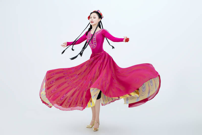 表演中国新疆维吾尔族传统舞蹈的美丽舞者图片