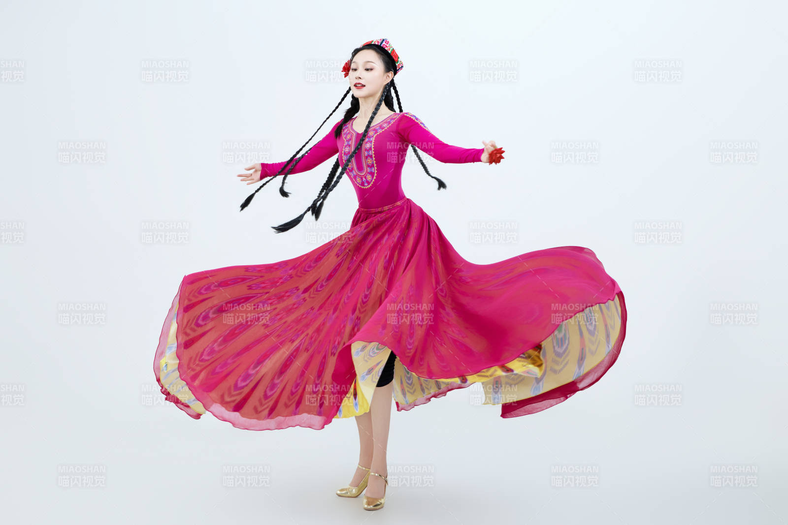 表演中国新疆维吾尔族传统舞蹈的美丽舞者图片