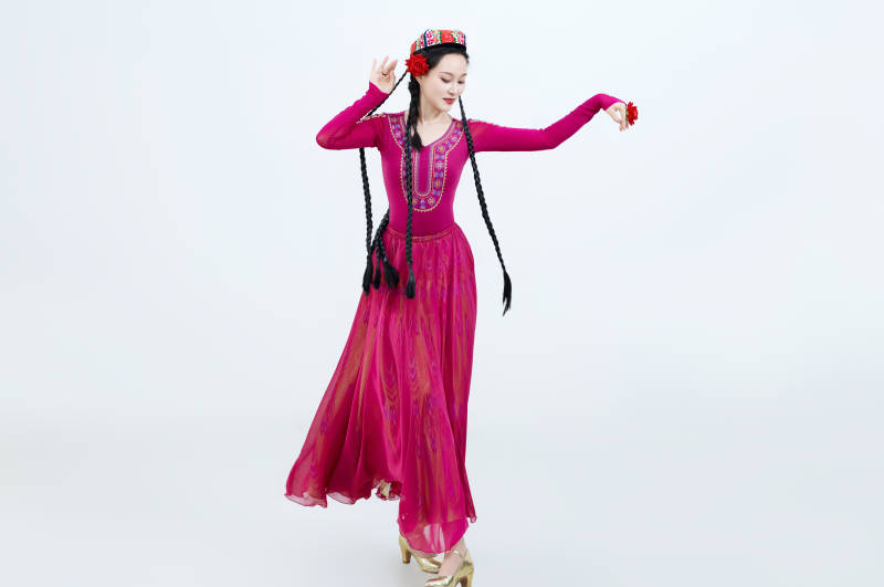 表演中国新疆维吾尔族传统舞蹈的美丽舞者图片