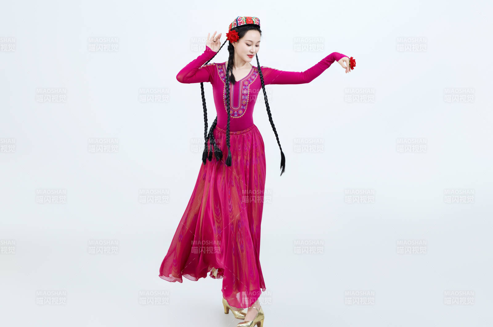 表演中国新疆维吾尔族传统舞蹈的美丽舞者图片