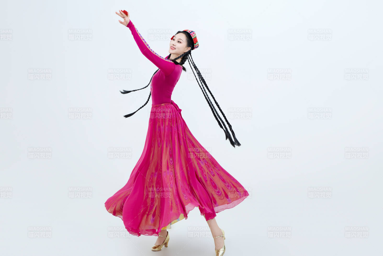 表演中国新疆维吾尔族传统舞蹈的美丽舞者图片