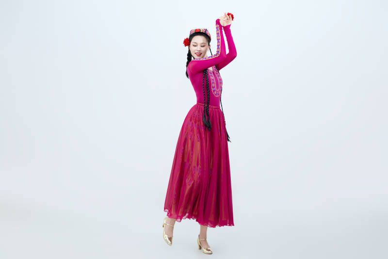 表演中国新疆维吾尔族传统舞蹈的美丽舞者图片