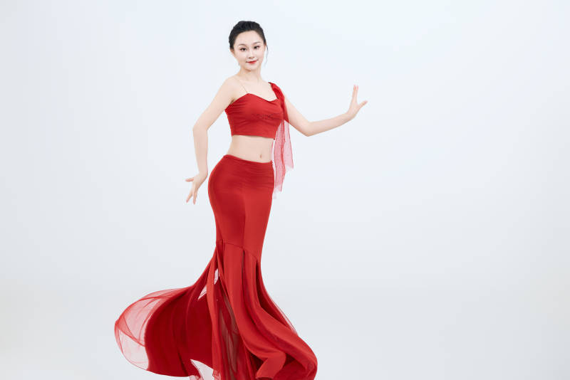 表演中国传统民族舞蹈傣族舞的美丽舞者图片