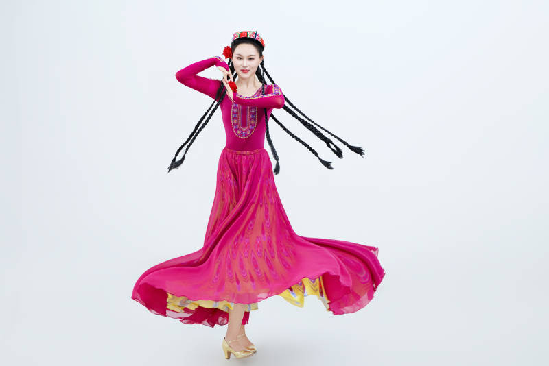 表演中国新疆维吾尔族传统舞蹈的美丽舞者图片