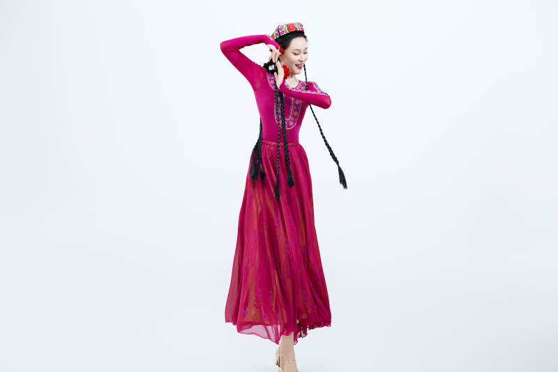 表演中国新疆维吾尔族传统舞蹈的美丽舞者图片