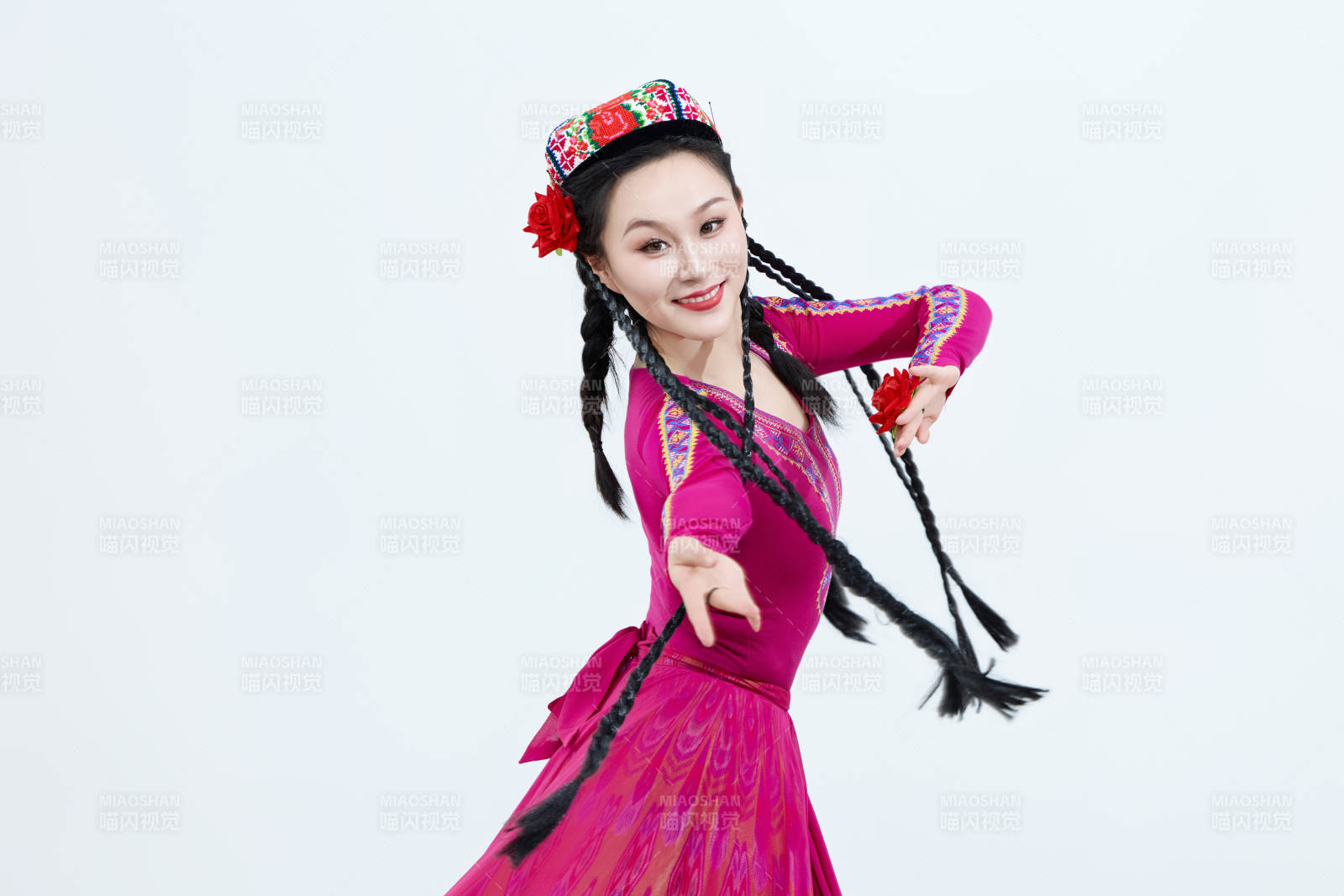 表演中国新疆维吾尔族传统舞蹈的美丽舞者图片