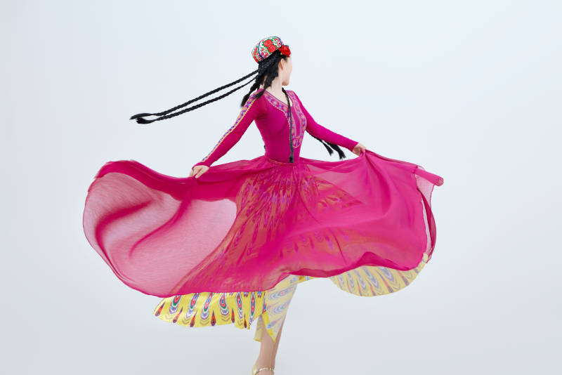 表演中国新疆维吾尔族传统舞蹈的美丽舞者图片