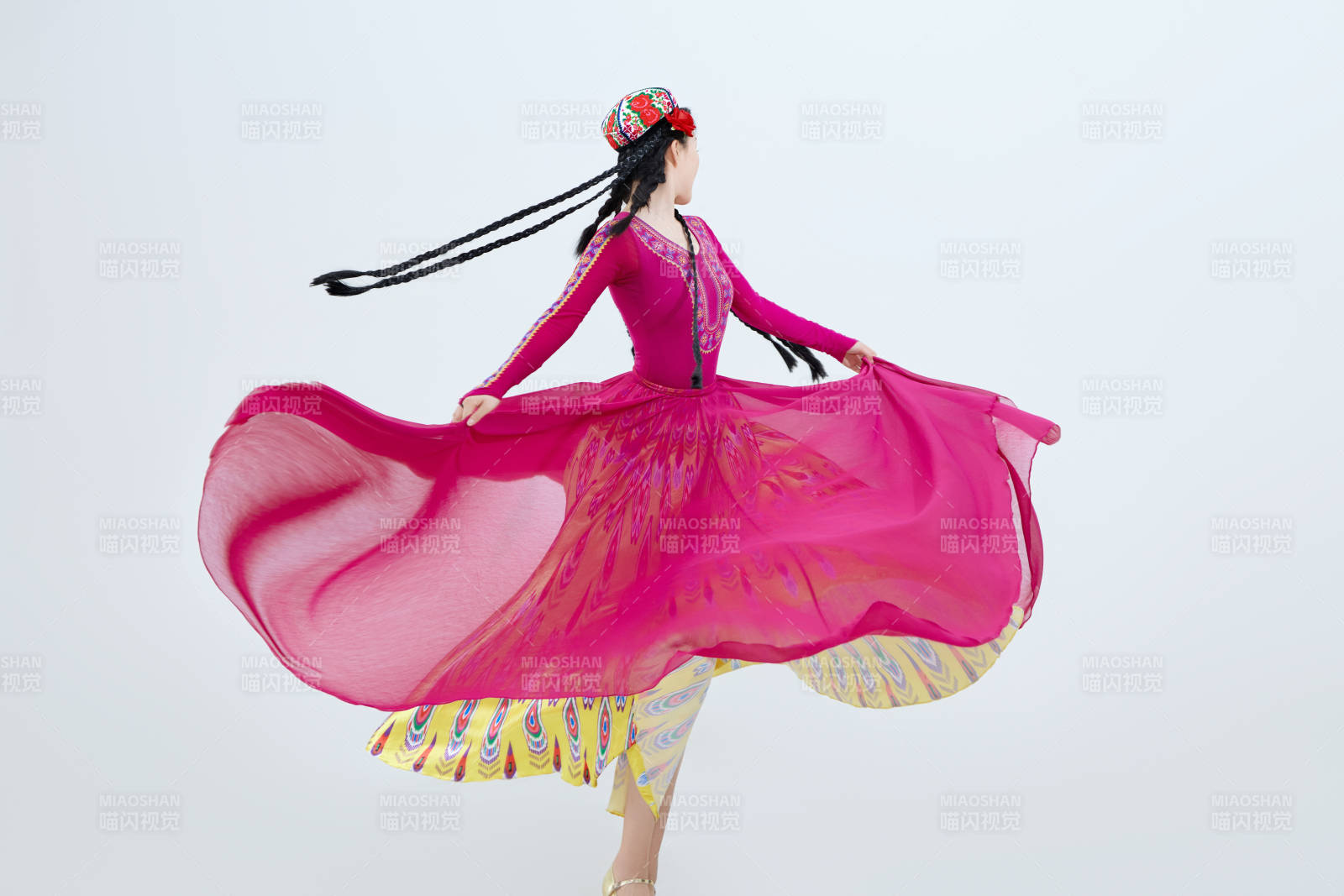 表演中国新疆维吾尔族传统舞蹈的美丽舞者图片