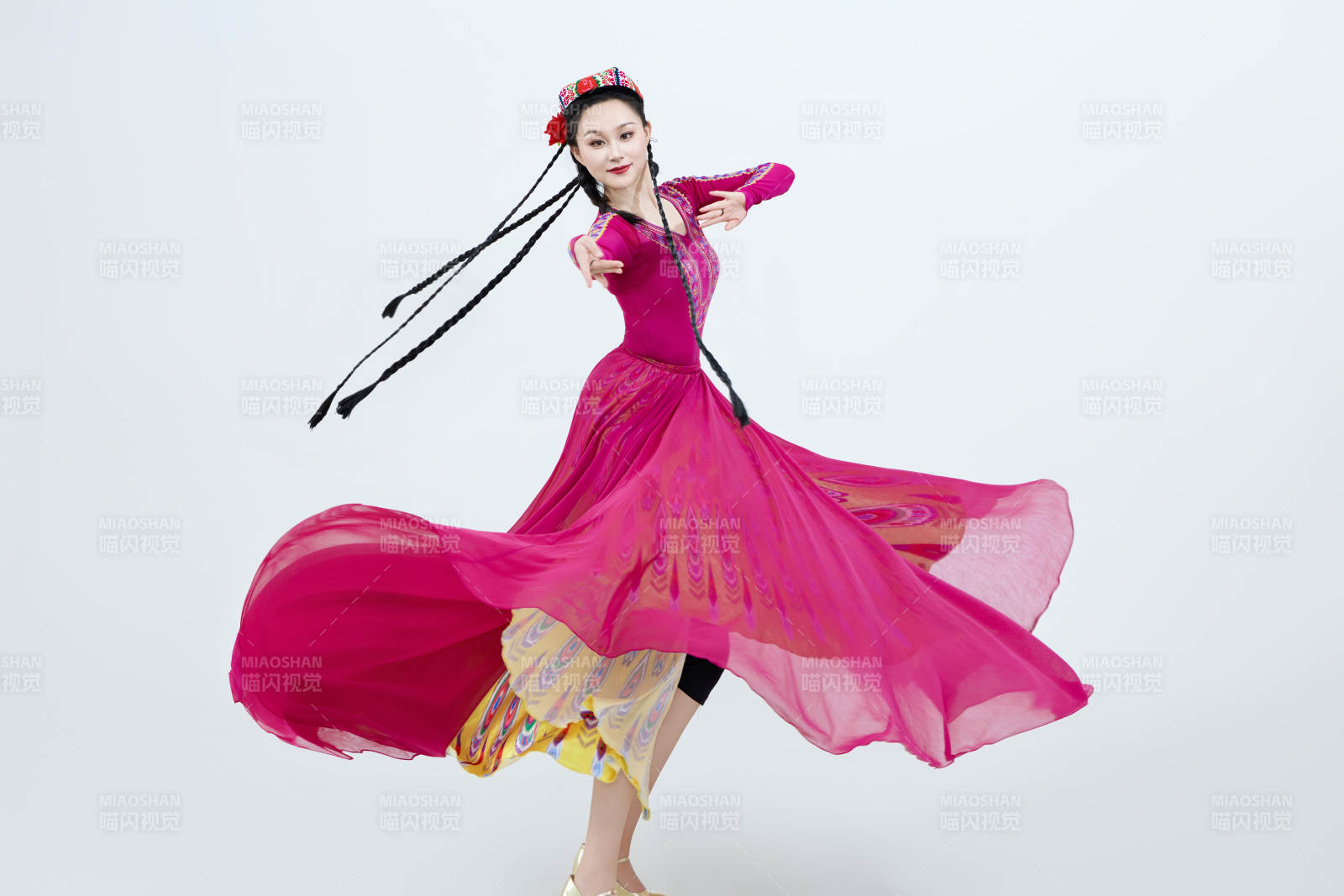 表演中国新疆维吾尔族传统舞蹈的美丽舞者图片