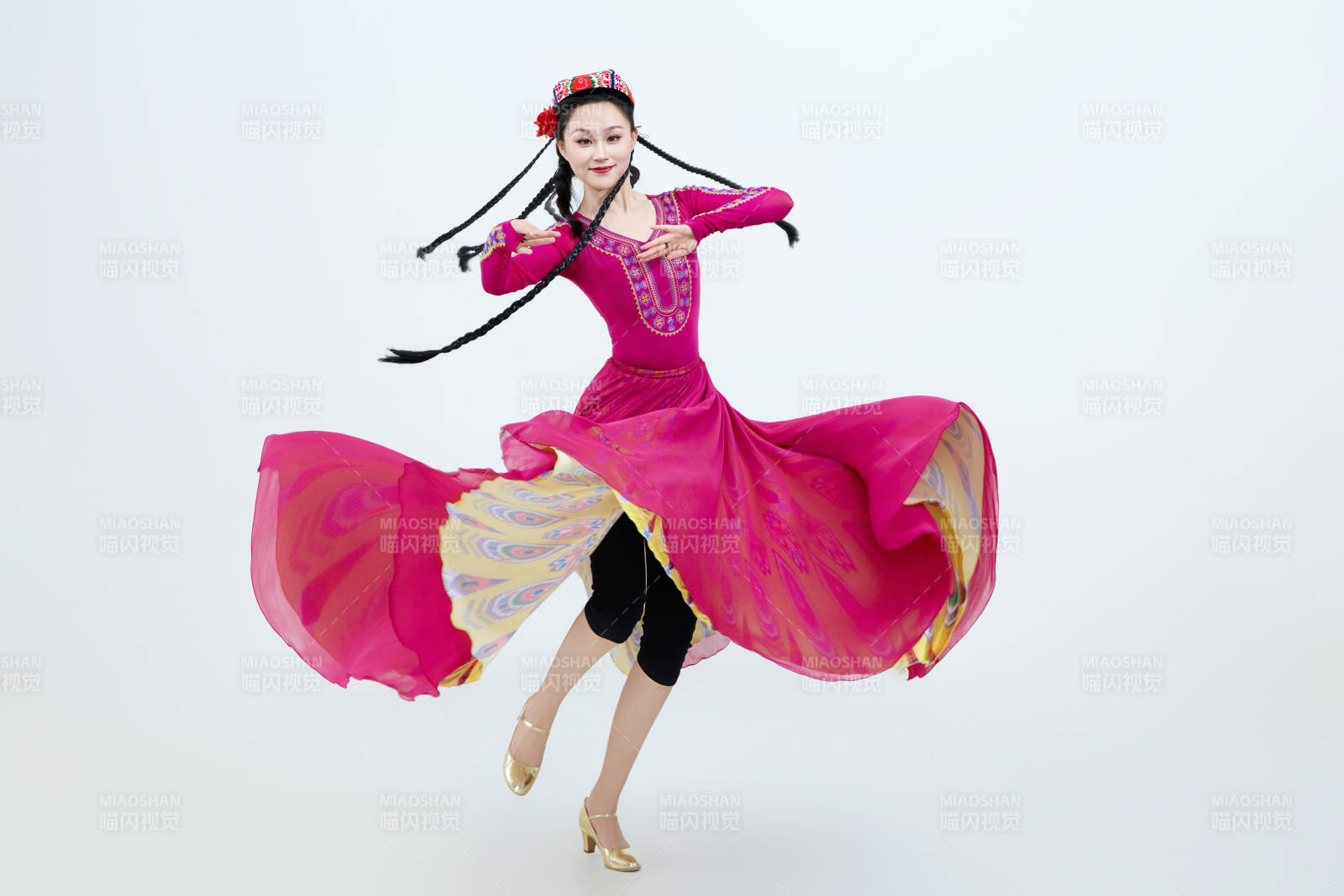 表演中国新疆维吾尔族传统舞蹈的美丽舞者图片