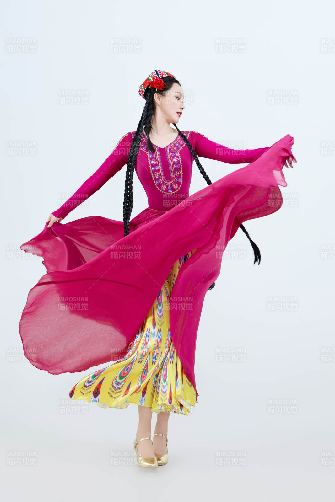 表演中国新疆维吾尔族传统舞蹈的美丽舞者图片