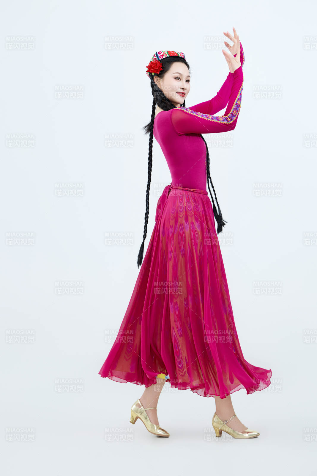 表演中国新疆维吾尔族传统舞蹈的美丽舞者图片