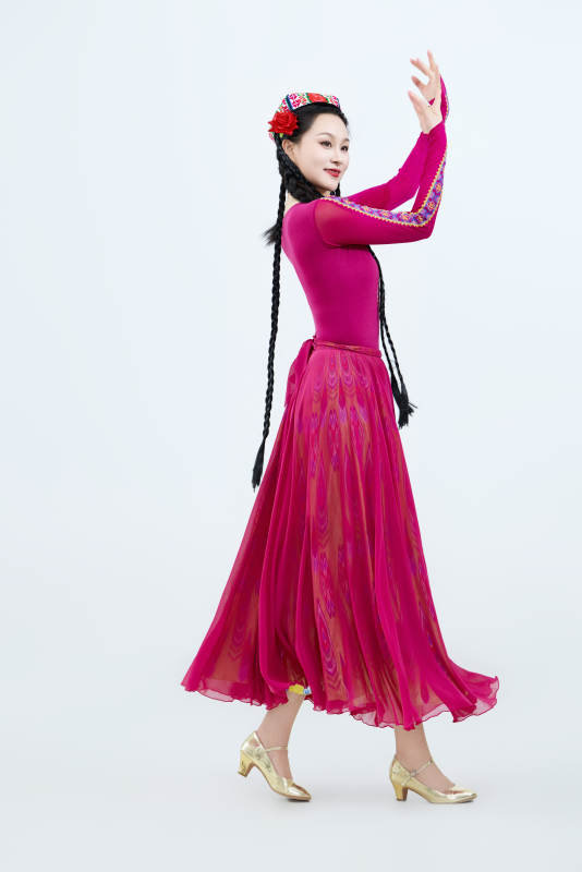 表演中国新疆维吾尔族传统舞蹈的美丽舞者图片