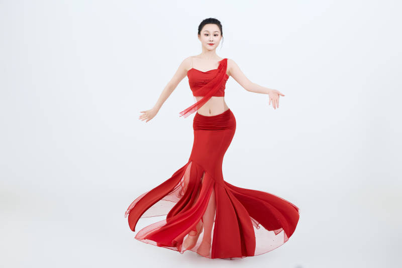 表演中国传统民族舞蹈傣族舞的美丽舞者图片