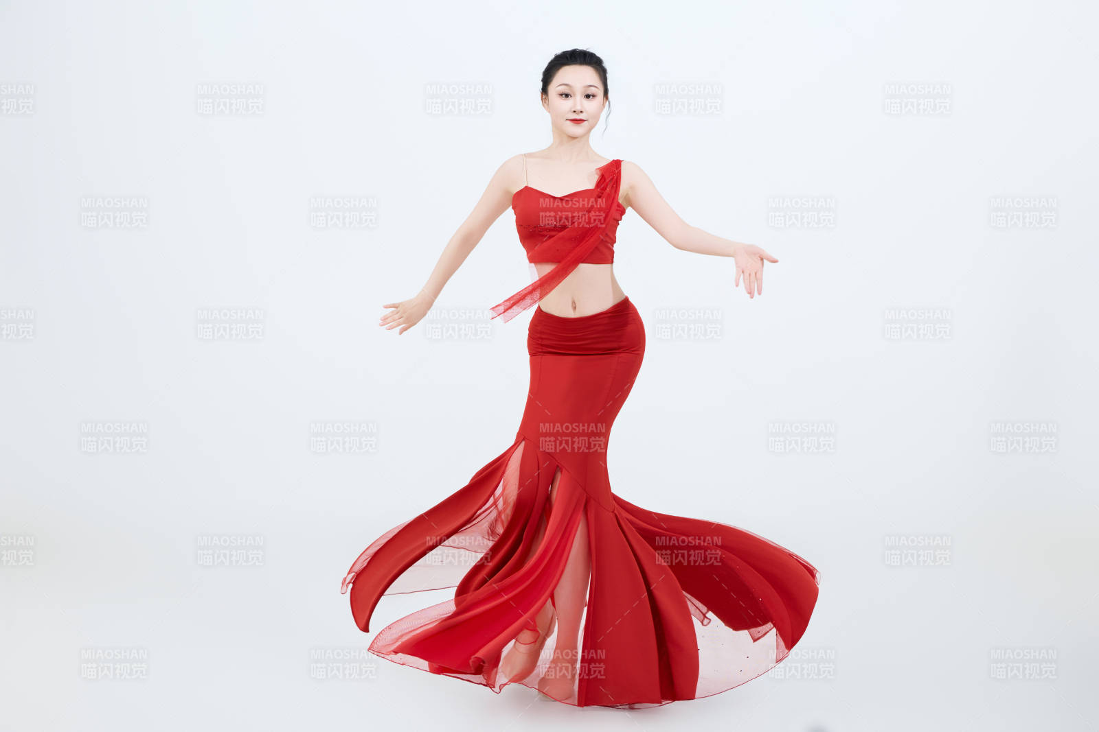 表演中国传统民族舞蹈傣族舞的美丽舞者图片