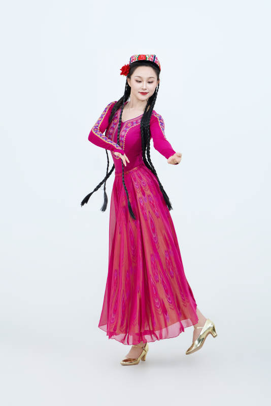 表演中国新疆维吾尔族传统舞蹈的美丽舞者图片