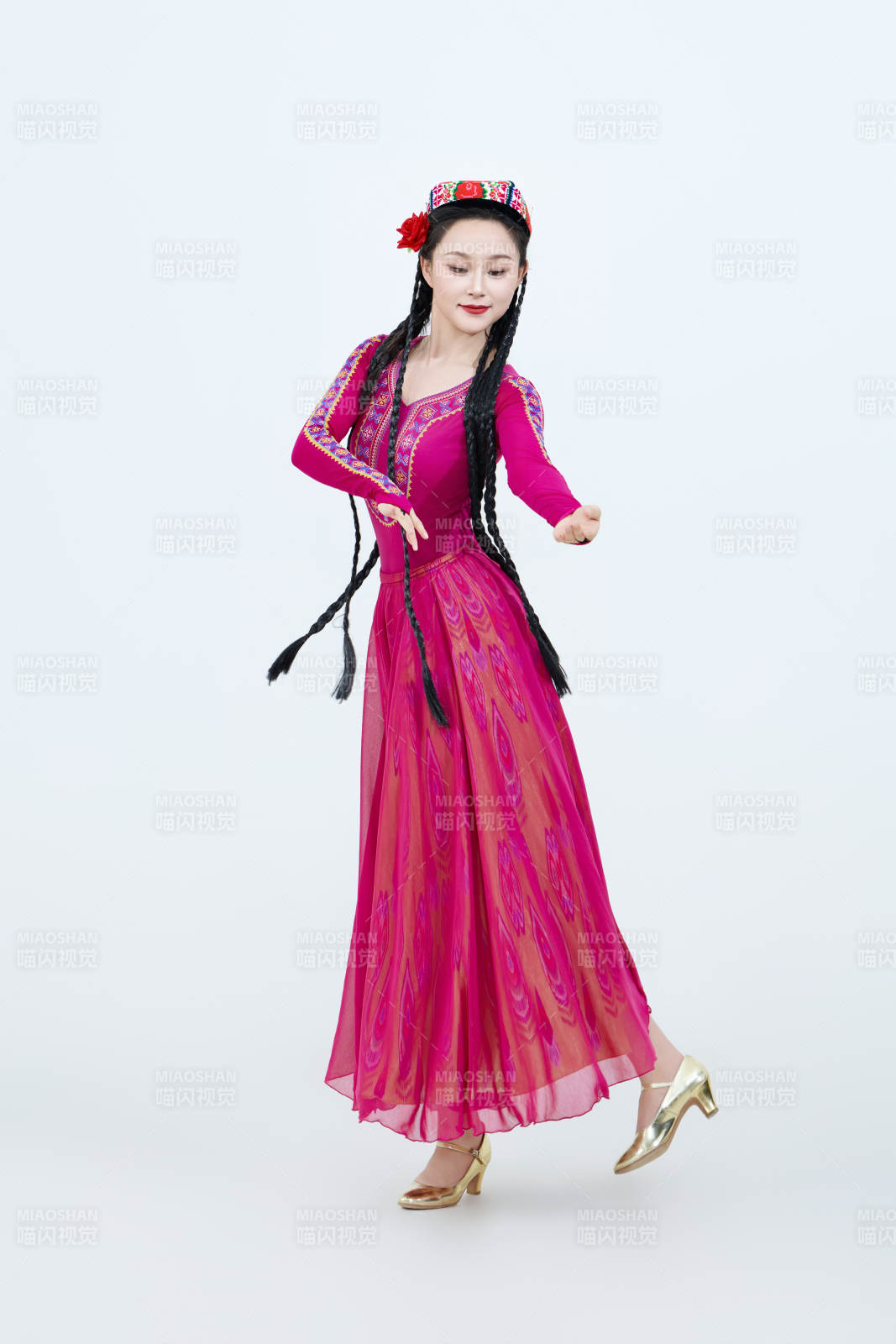 表演中国新疆维吾尔族传统舞蹈的美丽舞者图片