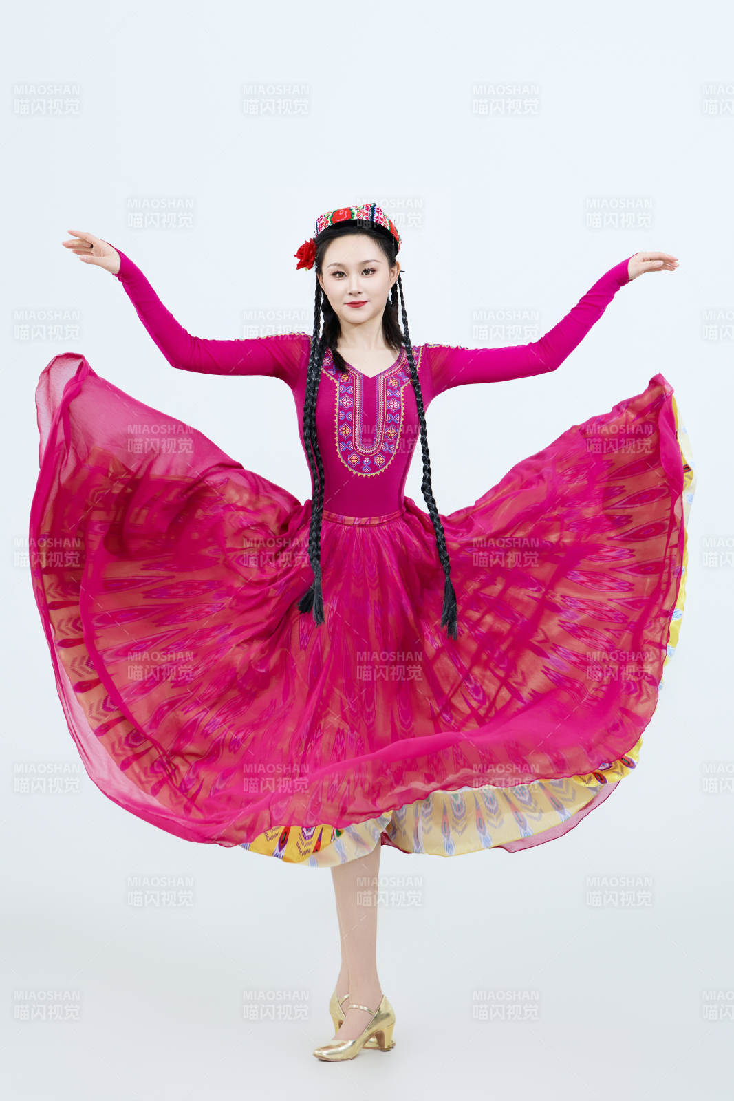 表演中国新疆维吾尔族传统舞蹈的美丽舞者图片